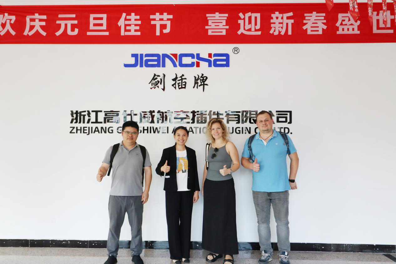 เมื่อวันที่ 17 ตุลาคม 2567 ลูกค้าชาวรัสเซียมาตรวจสอบโรงงานและวาดบทใหม่ในความร่วมมือขั้วต่อแบบวงกลม